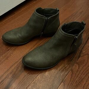 Womens army green ankle booties barely worn size 7.5